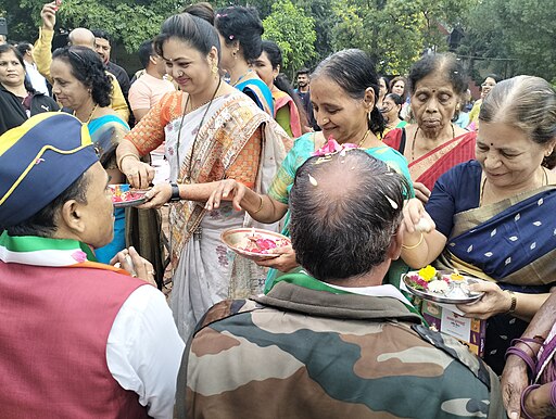 भारतीय महिला सैनिकांसोबत भाऊबीज साजरी करताना