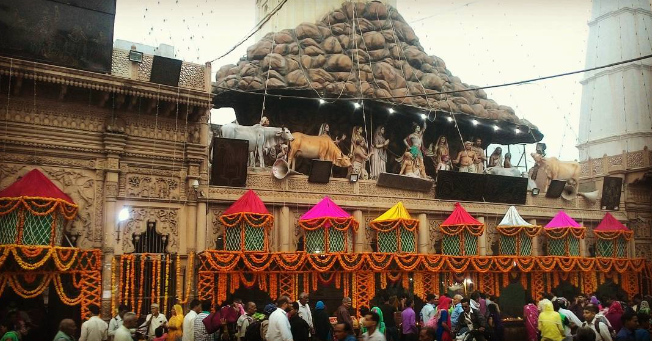 दानघाटी मंदिर, गोवर्धन, मथुरा जिल्हा, उत्तर प्रदेश, भारत. हे छायाचित्र गोवर्धन पूजेच्या दिवाळी सणादरम्यान घेतलेले आहे