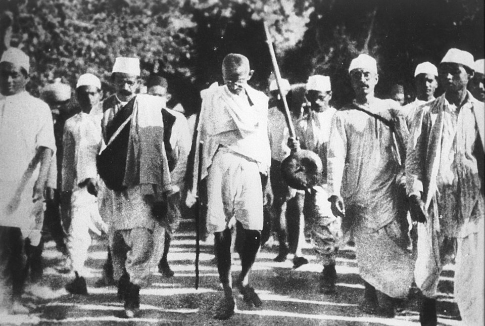 गांधीजी दांडी यात्रेत walking with supporters